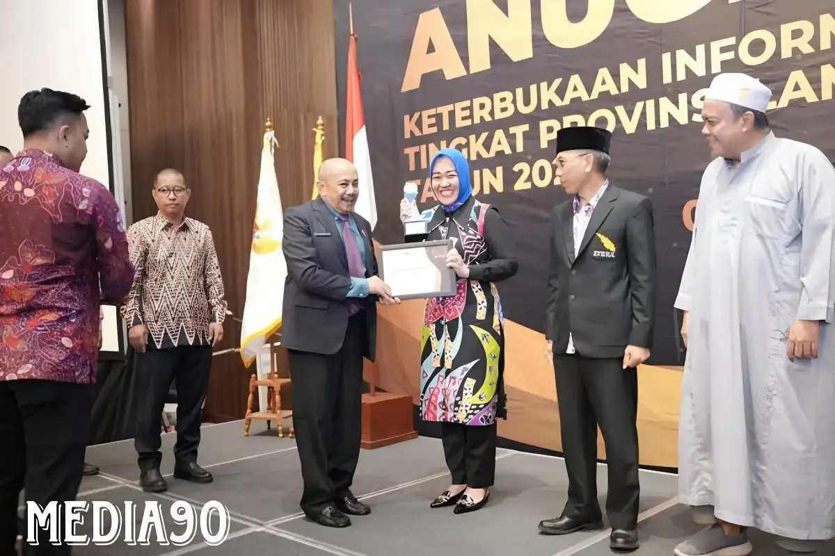 Unila Raih Penghargaan Anugerah Keterbukaan Informasi Publik Kategori Badan Publik Informatif