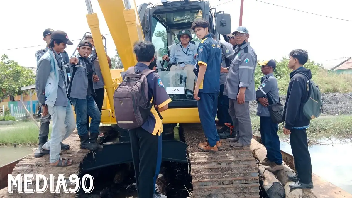 United Tractors Latih Operator dan Mekanik P3UW Lampung Perawatan Eskavator Komatsu