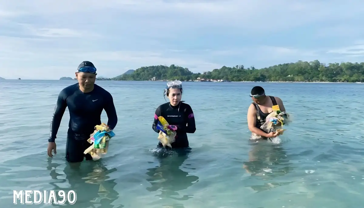Banyak Sampah Plastik, Anggota Polda Lampung Bersihkan Pantai Mutun dan Pulau Tangkil Pesawaran