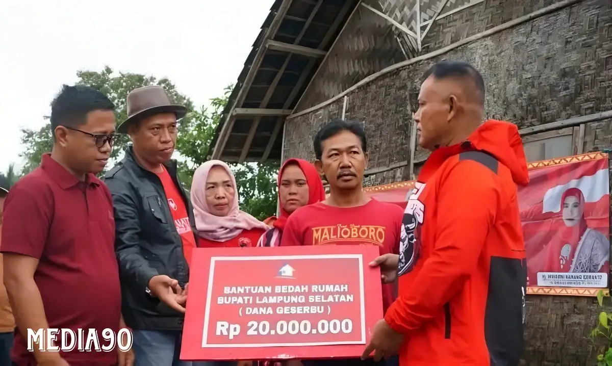 Bupati Nanang Serahkan Bantuan Bedah Rumah ke Warga Kalianda, Merbau Mataram, dan Tanjung Bintang