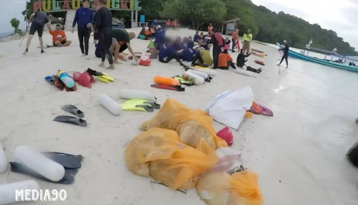 Perenang Laut Beraksi untuk Kelestarian: Bersihkan Sampah Plastik di Mutun dan Tangkil Pesawaran