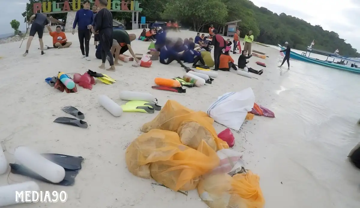 Dominan Plastik, Komunitas Perenang Laut Bersihkan Sampah di Kawasan Wisata Mutun dan Tangkil Pesawaran