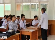 Upaya Kolaboratif: Dosen IIB Darmajaya Menyemai Wawasan Jurnalistik di SMKN 8 Bandar Lampung
