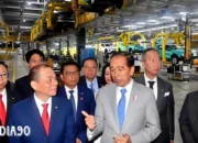 Presiden Jokowi Perkuat Kerjasama Ekonomi Melalui Kunjungan ke Pabrik VinFast Vietnam
