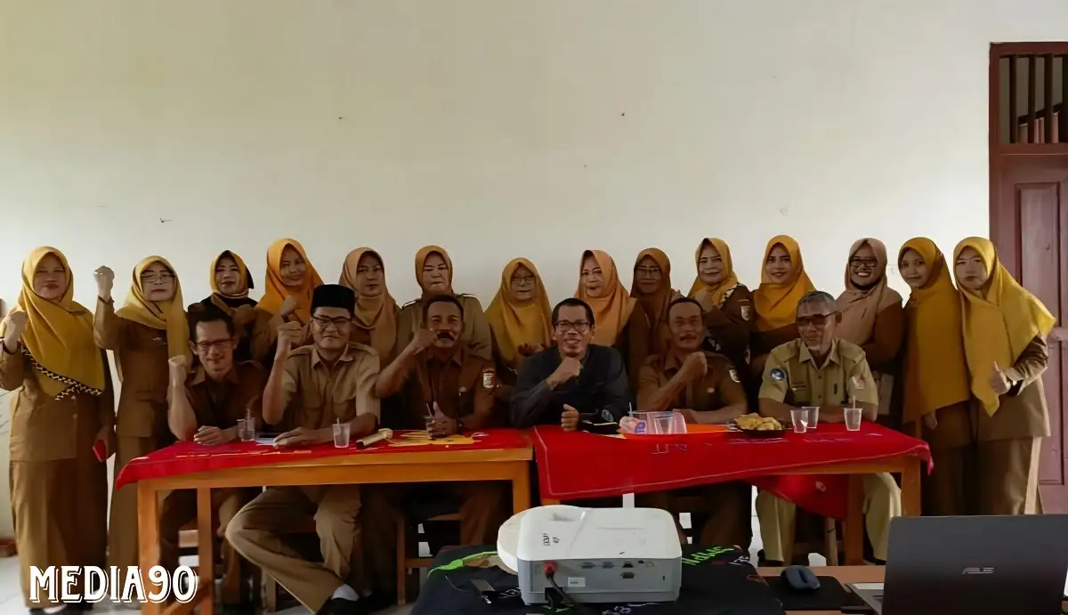 Guru SDN 1 Bumi Dipasena Utama dan SMPN Satap 1 Rawajitu Timur Dibimtek Penulisan Publikasi Sekolah