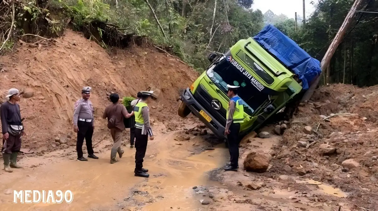 Jalan Liwa-Krui Lumpuh Total Akibat Truk Terjebak Longsor, Lalu Lintas Lampung Barat-Pesisir Barat Dialihkan