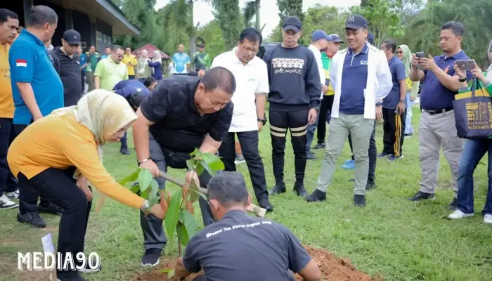 Riang Senyum Jumat: Gubernur Lampung dan OPD Pemprov Aktif Berpartisipasi dalam Senam Sehat di Kebun PKK Agropark Sabah Balau
