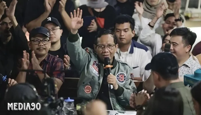 Mahfud MD Raih Penghargaan Adat Kerajaan Kepaksian Pernong dalam Kampanye Lampung