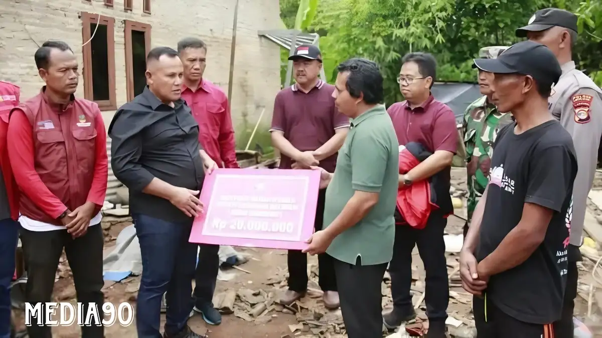 Rumah Warga Sidomulyo Roboh Diterjang Angin Hingga Ada Korban, Bupati Nanang Sigap Bantu Bedah Rumah