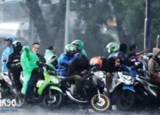 Tips Aman Berkendara Saat Hujan: Waspadai Berteduh di Kolong Jembatan, Petuah TDM Bandar Lampung