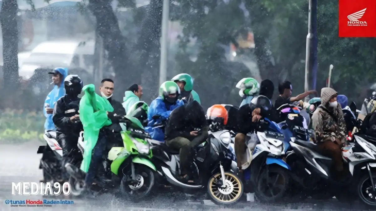 Waspadai Berteduh di Kolong Jembatan, ini Tips Aman Berkendara dari TDM Bandar Lampung Saat Hujan