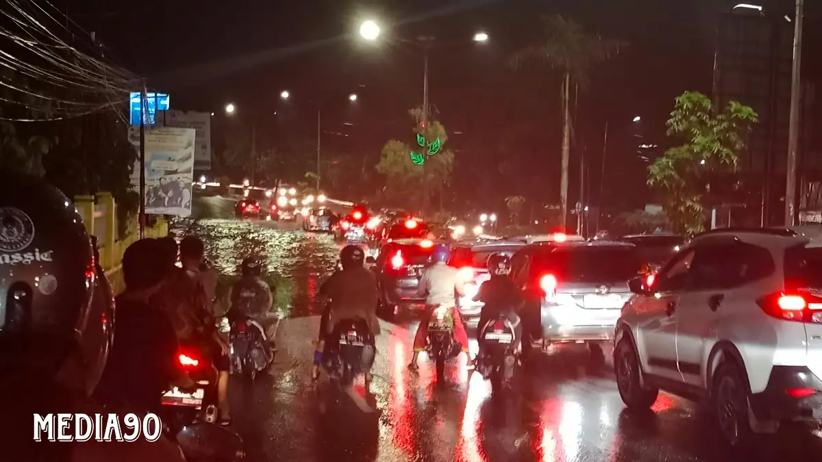 Akibat Banjir Beberapa Jalan Protokol di Bandar Lampung Tak Bisa di Lewati Kendaraan