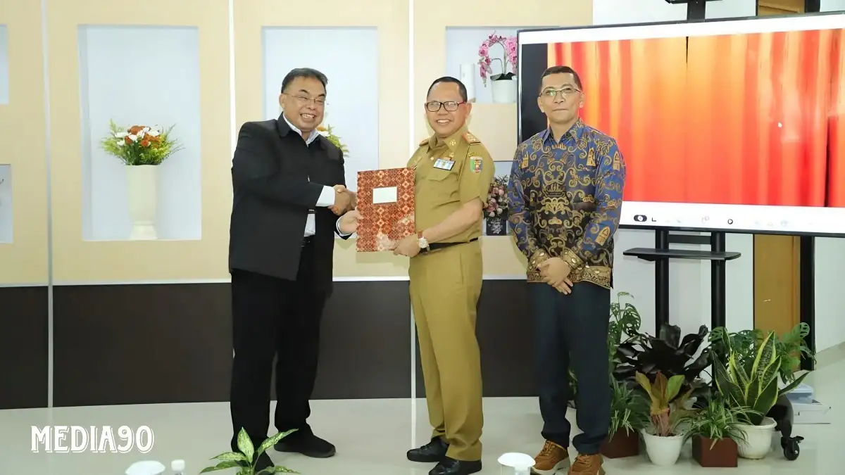 Dukung Prodi Naik Tingkat Internasional, Unila Terima Hibah Meja Lab Kimia dari Pemprov Lampung