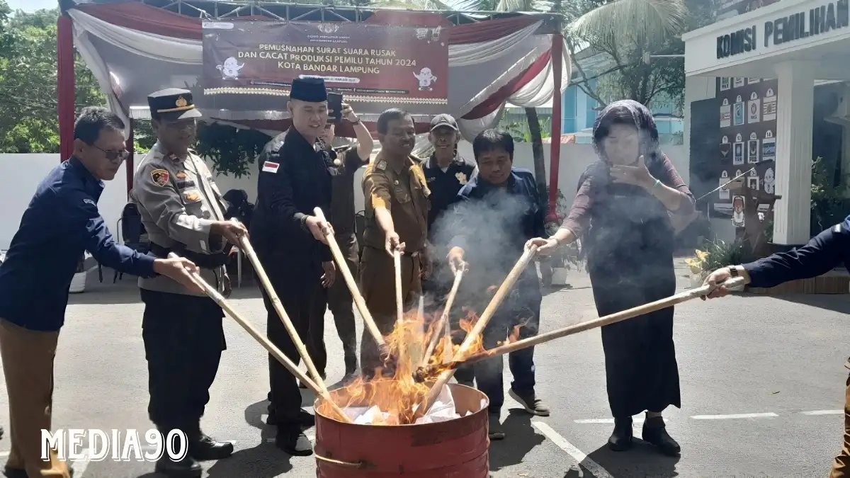H-1 Pemilu 2024, 320 Surat Suara Rusak dan Cacat Produksi Dimusnahkan KPU Bandar Lampung