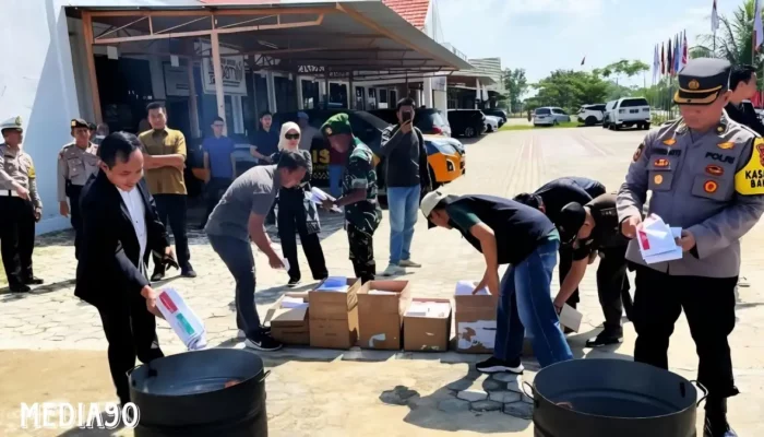 Langkah Preventif KPU Pringsewu: Bakar 2.705 Lembar Surat Suara Demi Menghindari Penyalahgunaan, Rekam Terbanyak di DPRD Kabupaten