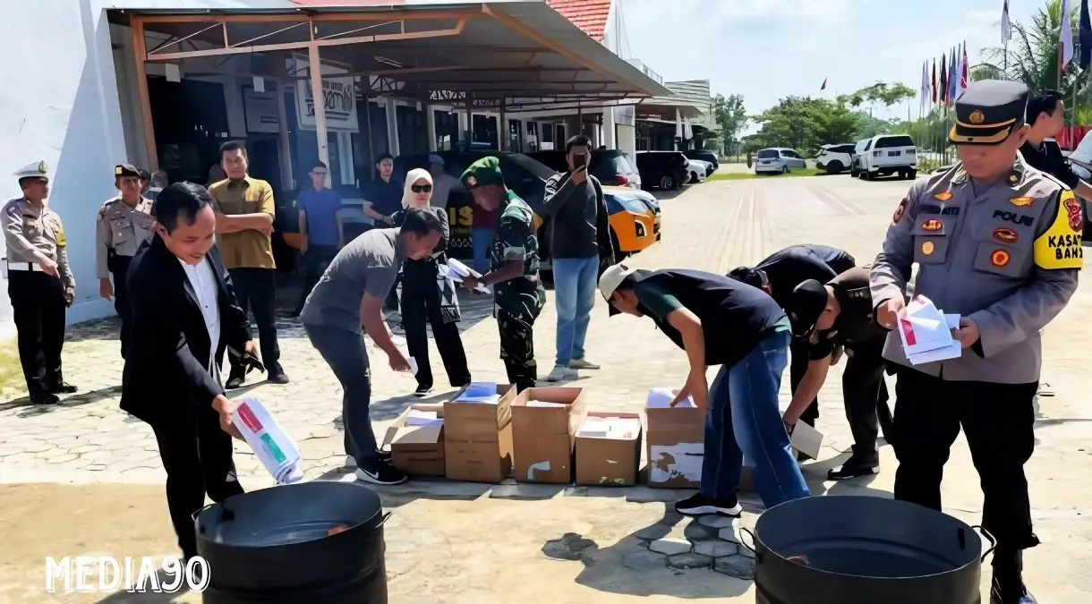 Khawatir Disalahgunakan, KPU Pringsewu Bakar 2.705 Lembar Surat Suara, Terbanyak DPRD Kabupaten