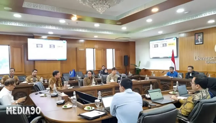 Tim THE Unila Membahas Pemeringkatan dan Laporan Keberlanjutan di Unair