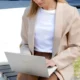 Lupakan MacBook Air, ini laptop Windows alternatif yang sama ringan dan kaya fitur