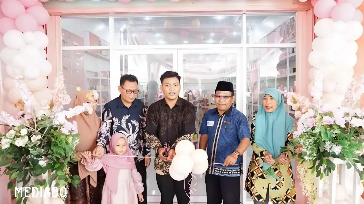 Mahasiswa Prodi Bisnis Digital Darmajaya Grand Opening Outlet di Karanganyar
