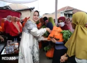 Riana Sari Arinal Memimpin Penyaluran Bantuan Sembako Melalui Program Siger Berbagi di Langkapura, Bandar Lampung