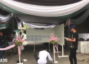 Suasana Romantis di TPS 15 Panjang Bandar Lampung: Pemilih Dapat Bunga dari KPPS sebagai Bagian dari Konsep Valentine
