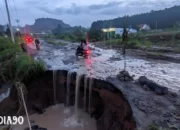 Jalan Teuku Cik Ditiro Kemiling, Bandar Lampung Nyaris Terendam Akibat Hujan Deras