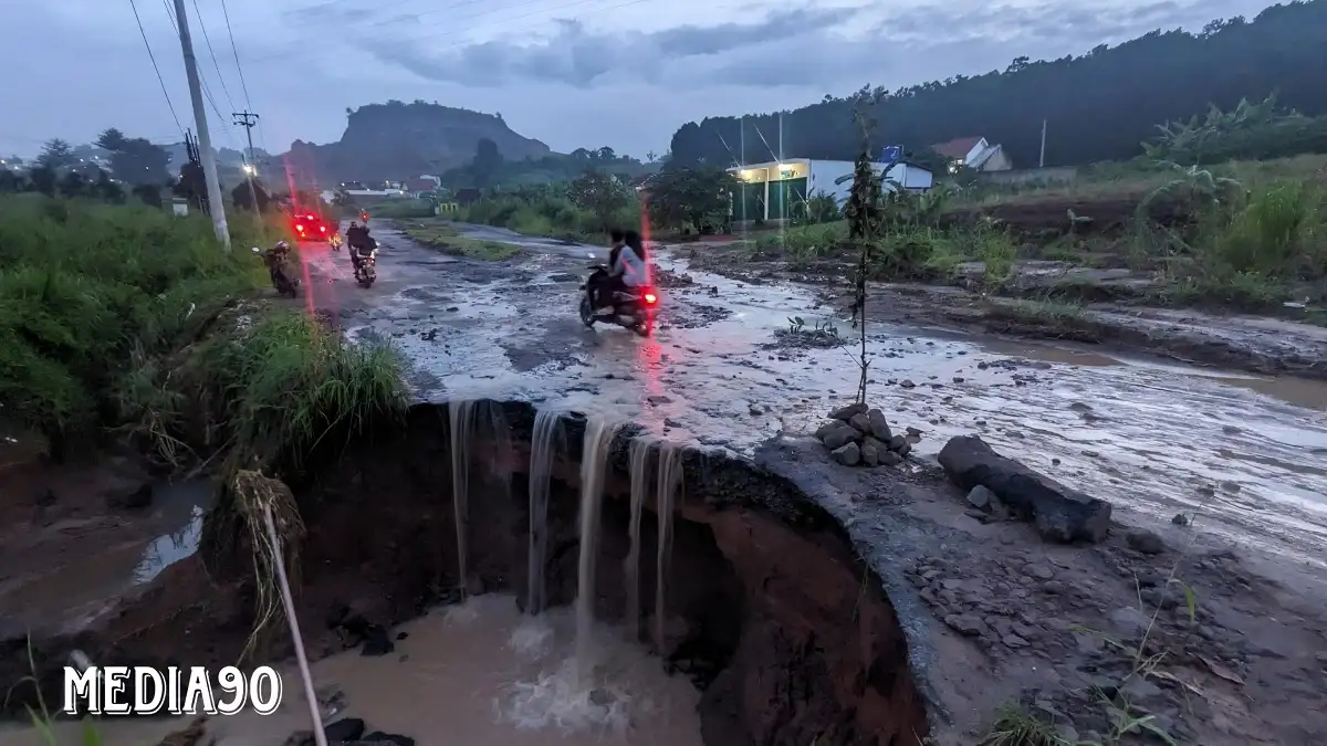 Akibat Hujan Deras Jalan Teuku Cik Ditiro Kemiling, Bandar Lampung Nyaris Ambles