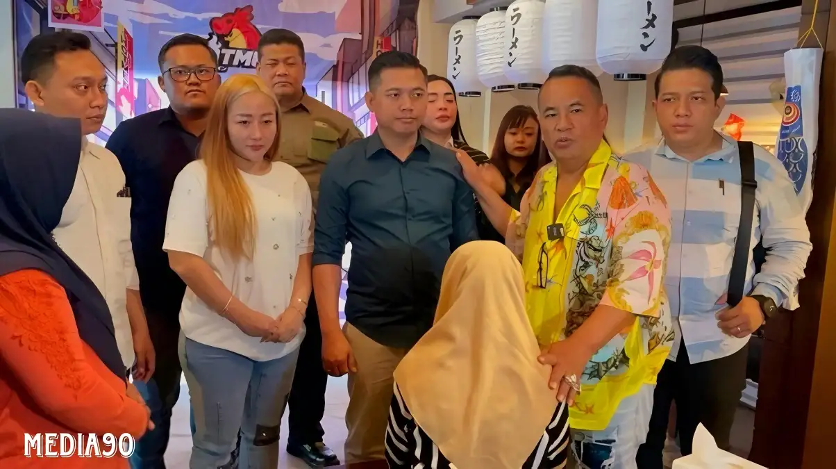 Bersama Hotman Paris, Pengusaha Muda Jambi Berikan Beasiswa Hingga S2 Bagi Siswi SMP Korban Perkosaan di Lampung Utara
