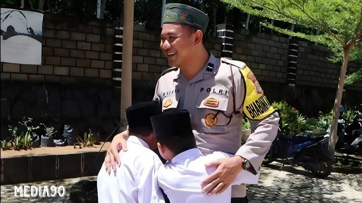 Bhabinkamtibmas Aipda Minanto Sisihkan Gaji untuk Sekolah Gratis Keluarga Kurang Mampu di Way Kanan