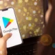 Cara download dan memperbarui aplikasi di perangkat Android