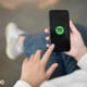 Cara download lagu dari Spotify untuk didengarkan secara offline, bisa menghemat data selular
