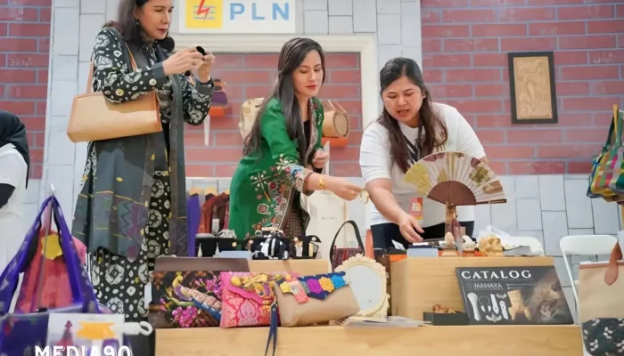 Booth UMK Binaan PLN di INACRAFT 2024: Penawaran Produk Khas Daerah Diprakarsai oleh Ketua PIKK PLN