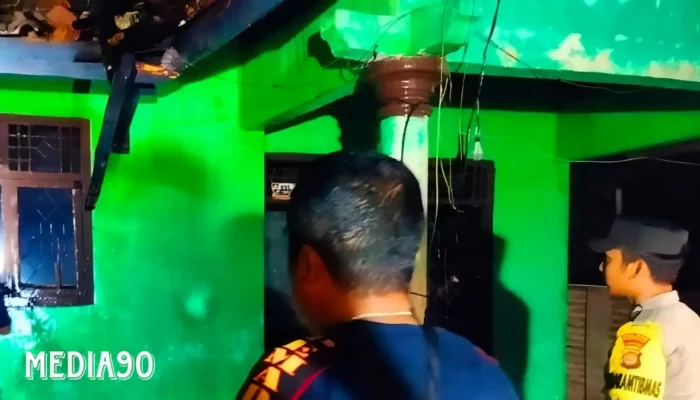 Korsleting Listrik Diduga Penyebab Terbakarnya Rumah Nenek di Gunung Alip Tanggamus: Kerugian Mencapai Rp500 Juta