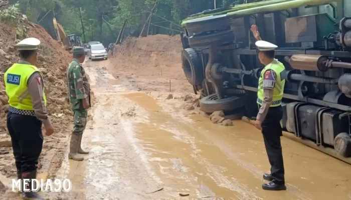 Kecelakaan di Lampung Barat: Fuso Terguling Akibat Tanah Longsor, Polisi Terapkan Penutupan Sementara Jalur Liwa-Krui