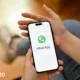 Ini alasan WhatsApp memindahkan bilah navigasi di bagian bawah, dekat dengan jempol jadi lebih nyaman