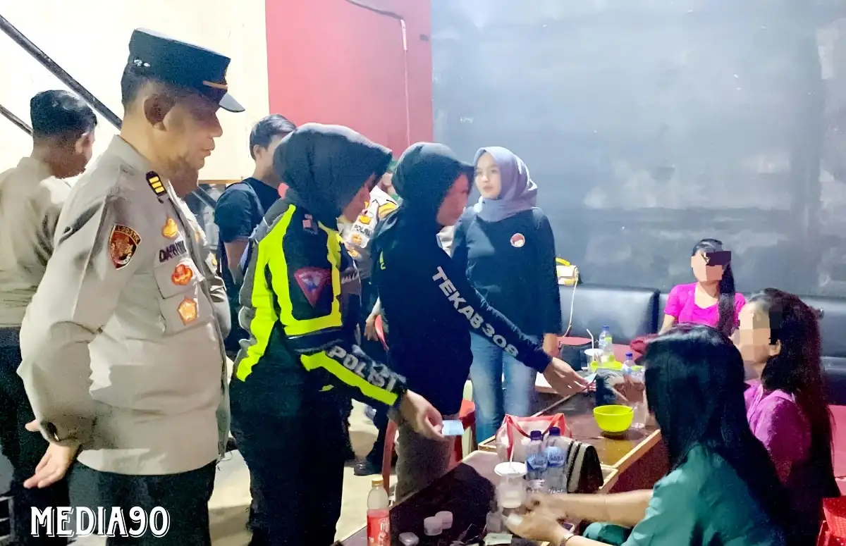 Jelang Ramadan, Aparat Razia Tempat Hiburan Malam dan Karaoke di Pringsewu, Puluhan Botol Miras Disita