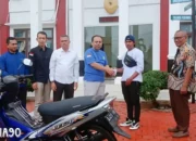 Baznas Tanggamus Memberikan Bantuan Motor kepada Warga yang Kendaraannya Tidak Layak untuk Berdagang Kopi Keliling