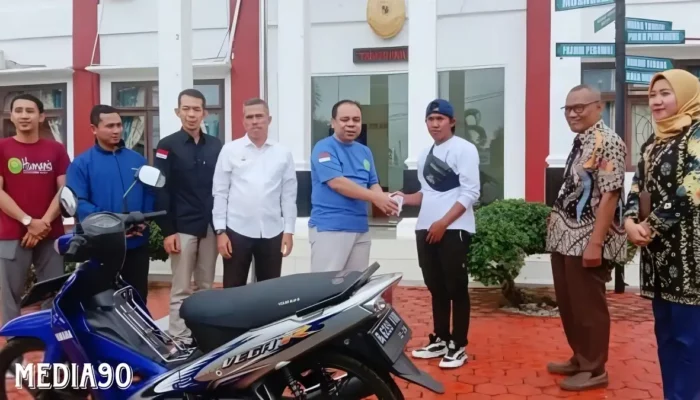 Baznas Tanggamus Memberikan Bantuan Motor kepada Warga yang Kendaraannya Tidak Layak untuk Berdagang Kopi Keliling
