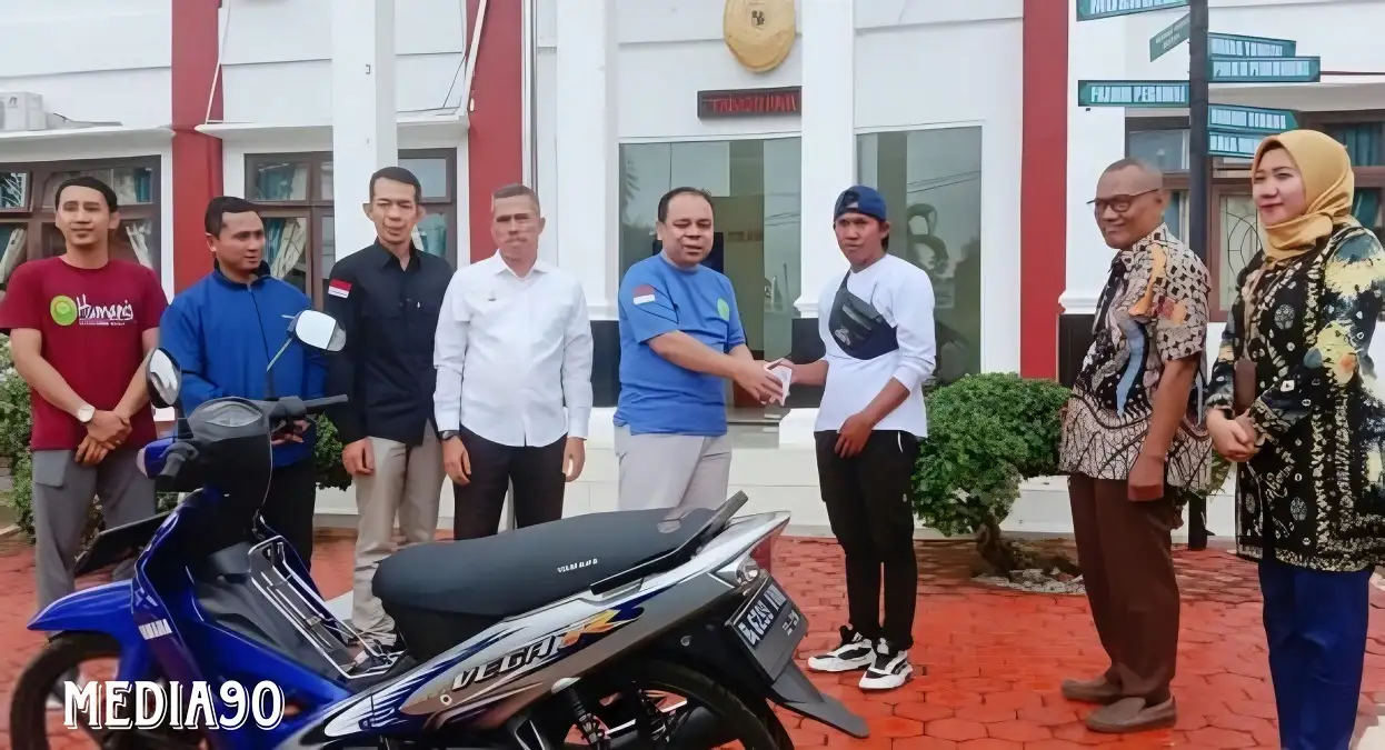Kendaraannya tak Layak Pakai Dagang Kopi Keliling, Baznas Tanggamus Bantu Motor Warga ini