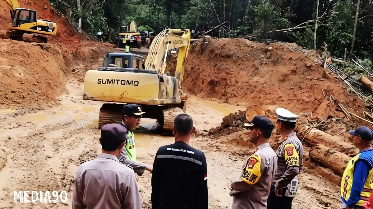 Longsor di KM 17 Balik Bukit Lampung Barat, Targetnya Jalan Dapat Dilewati Kendaraan H-10 Lebaran