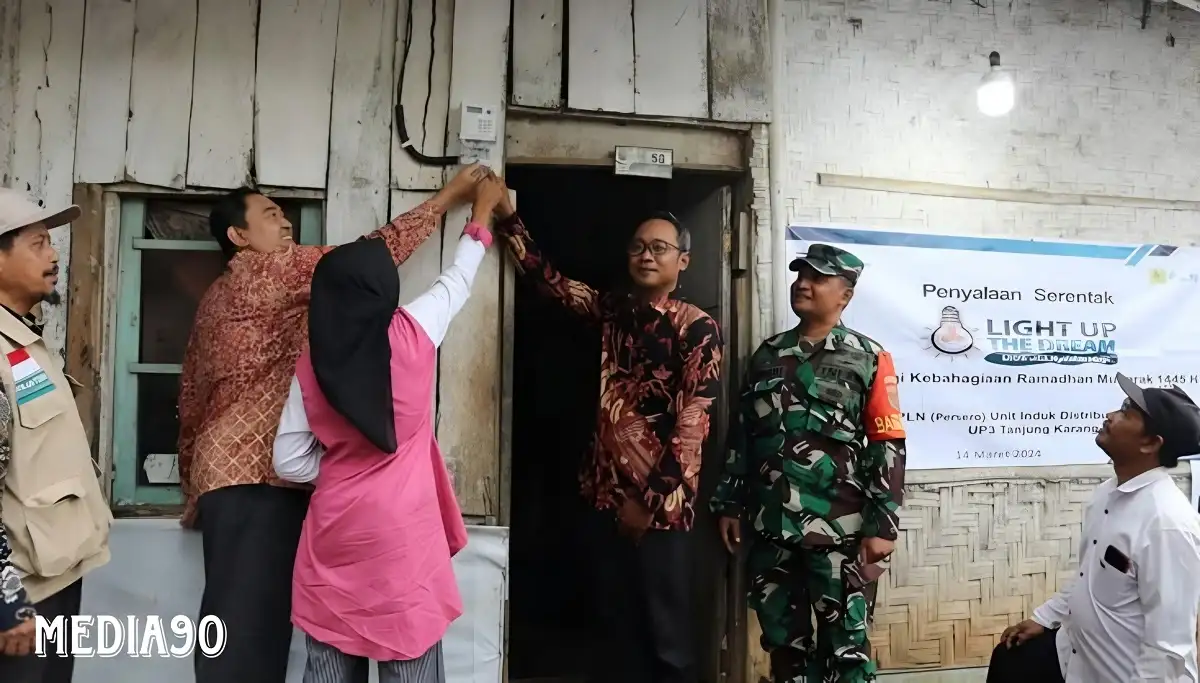 Momen Ramadan, Karyawan PLN Lampung Pasang Listrik Gratis ke 35 Keluarga Prasejahtera
