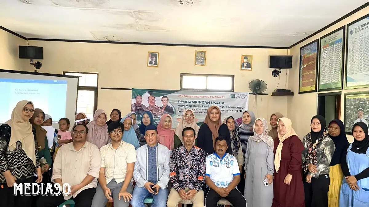 Prof Nurul Huda Pimpin Tim Universitas YARSI Kolaborasi Pendampingan Usaha Anyaman Daun Pandan di Kadumaneuh