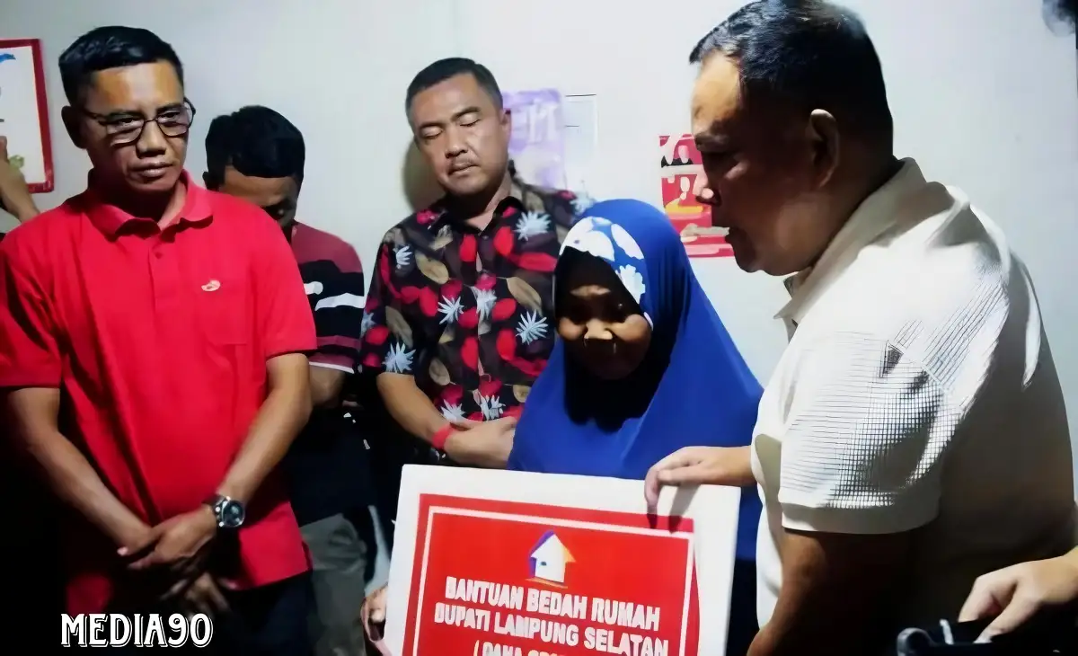 Rumahnya tak Layak Huni, Bupati Lampung Selatan Bantu Bedah Rumah Nenek Ngadiem di Maja Kalianda