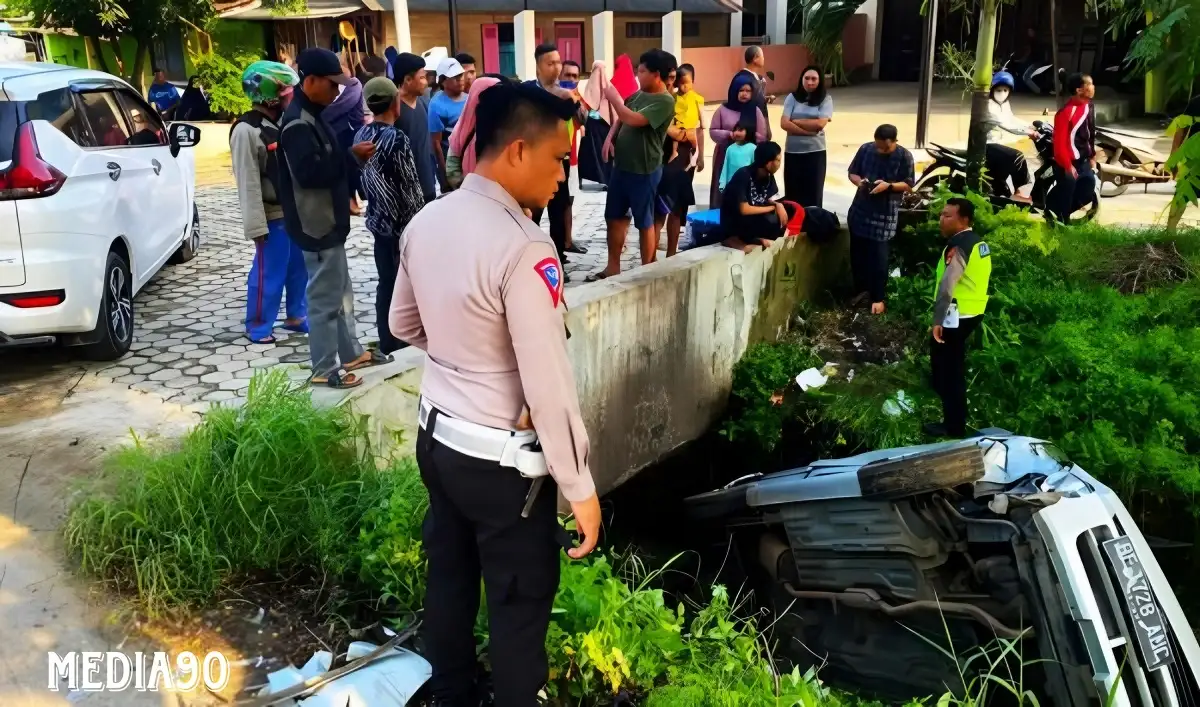 Sopir Ngantuk, Mitsubishi Xpander Hantam Suzuki Karimun hingga Masuk Parit di Fajaresuk Pringsewu
