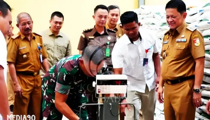 Penyaluran Cadangan Beras Pemerintah kepada 21.479 Keluarga oleh Pj. Bupati Tulang Bawang Barat dalam Tahap Ketiga