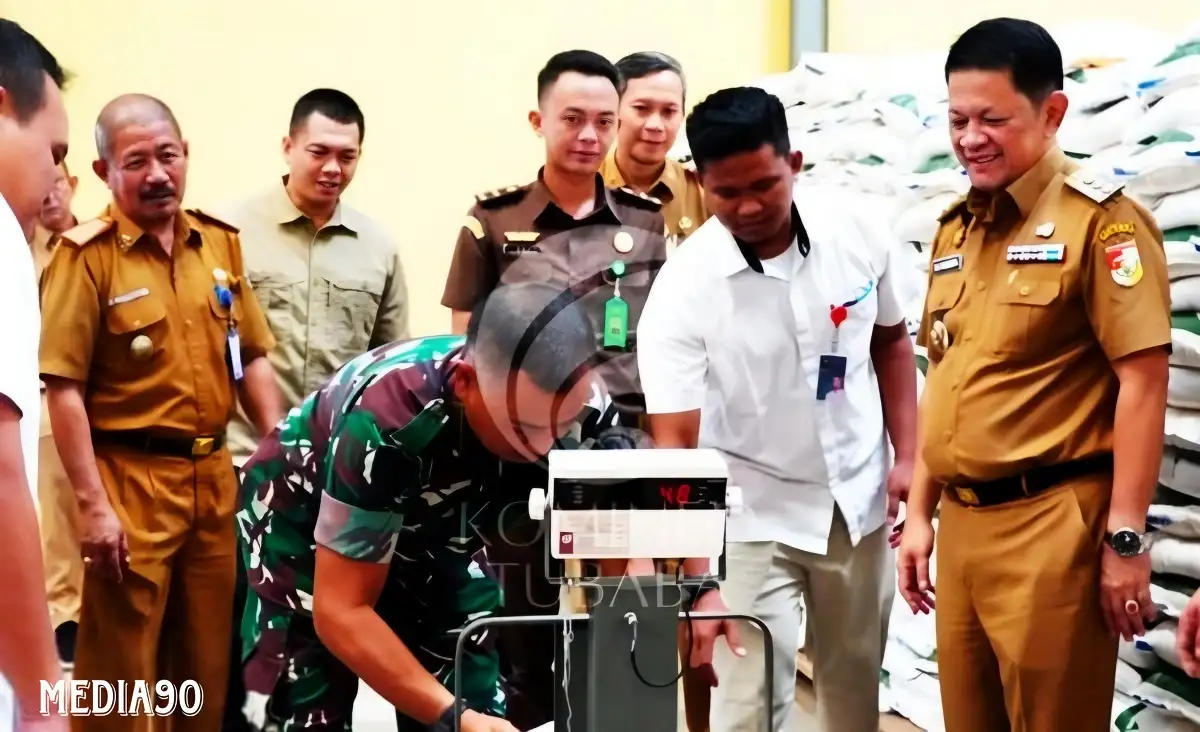 Tahap Ketiga, Pj. Bupati Tulang Bawang Barat Salurkan Cadangan Beras Pemerintah untuk 21.479 Keluarga