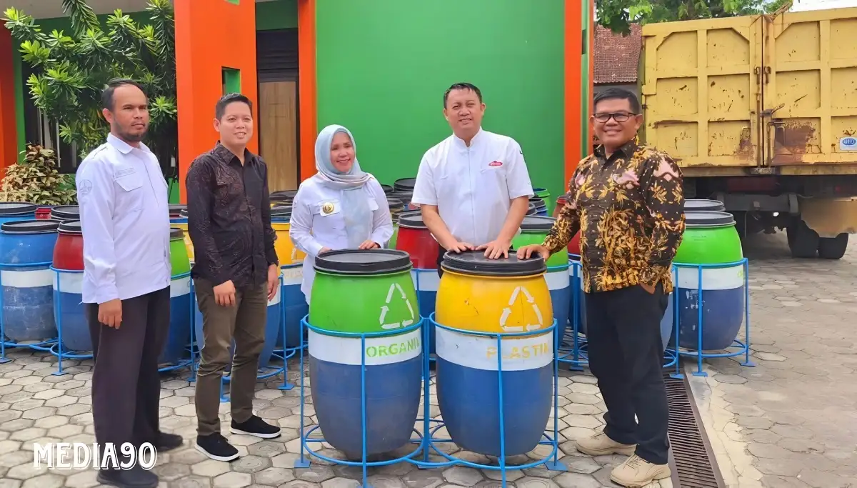 Wong Coco Bantu 60 Unit Tempat Sampah untuk Warga Metro dan Santuni Korban Banjir