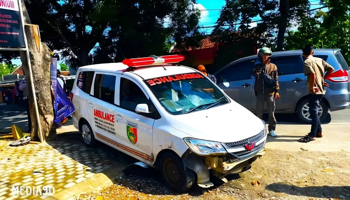 Ambulans Bawa Pasien Tabrak Motor Guru Warga Pagelaran di Jalinbar Fajaresuk Pringsewu, Pemotor Patah Kaki
