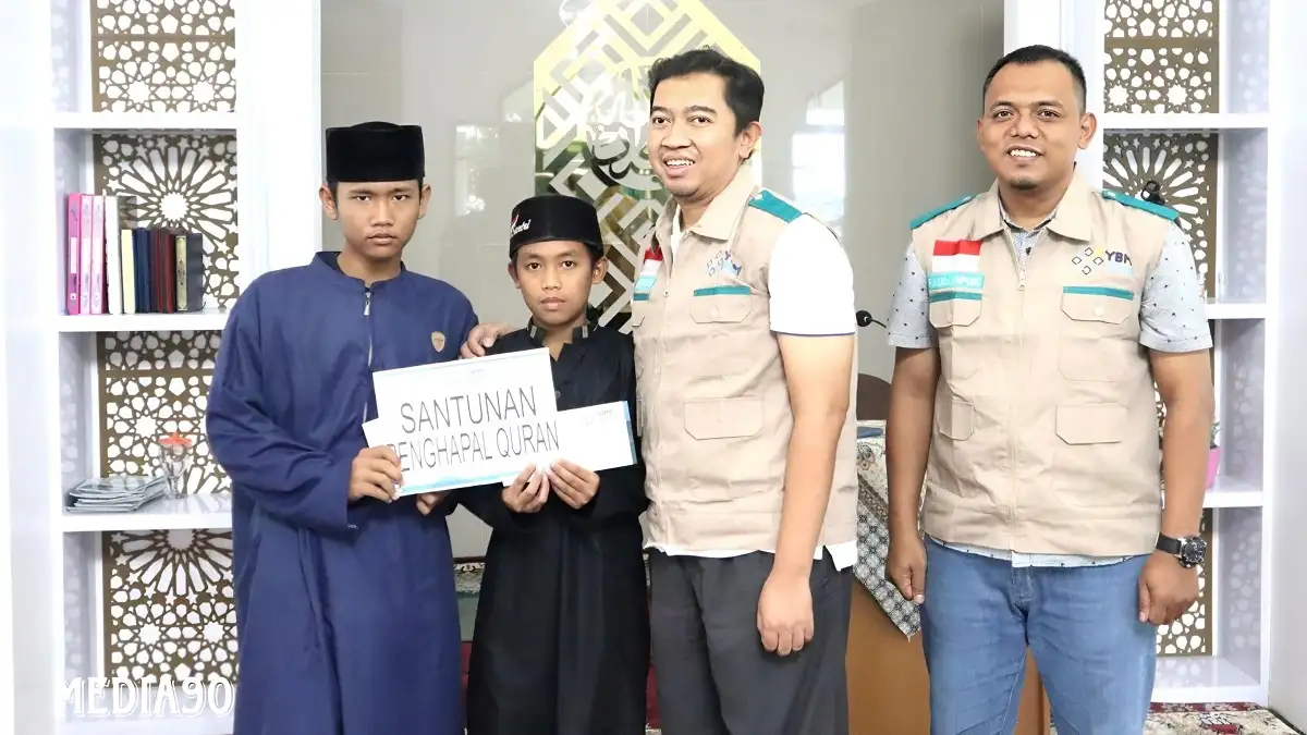 Berbagi Kebahagiaan Ramadan, YBM PLN Lampung Bagikan Zakat ke Santri Hingga Marbot Masjid