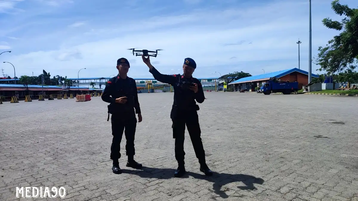 Brimob Polda Lampung Terjunkan Tim Drone Pantau Kemacetan di Pelabuhan Bakauheni dan Lokasi Wisata